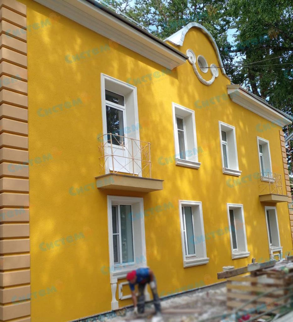 Фасад жилого дома с декоративными элементами